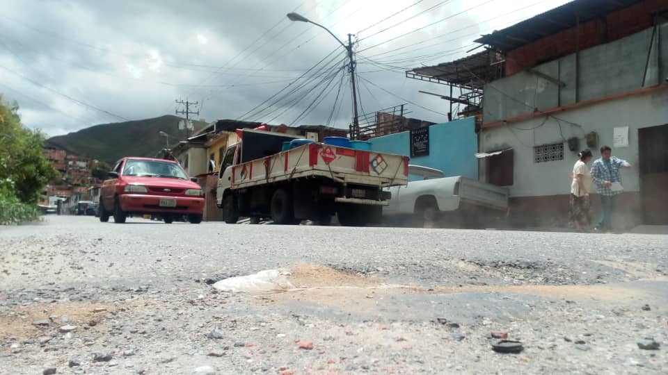 Vialidad de sector Ayacucho inundada de mega troneras