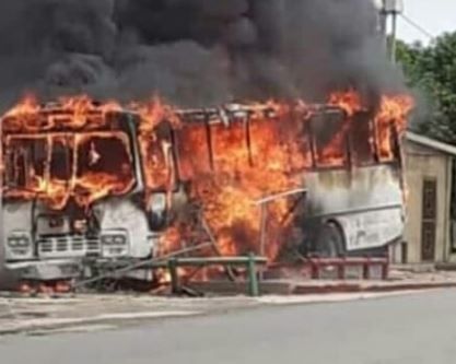 Autobús chocó contra parada, mató a una adolescente y se incendió