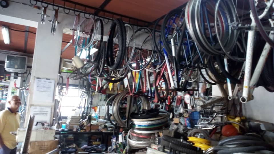 Muchos prefieren reparar sus bicicletas viejas