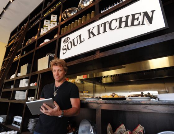 Bon Jovi abrió un restaurante donde personas sin recursos no pagan