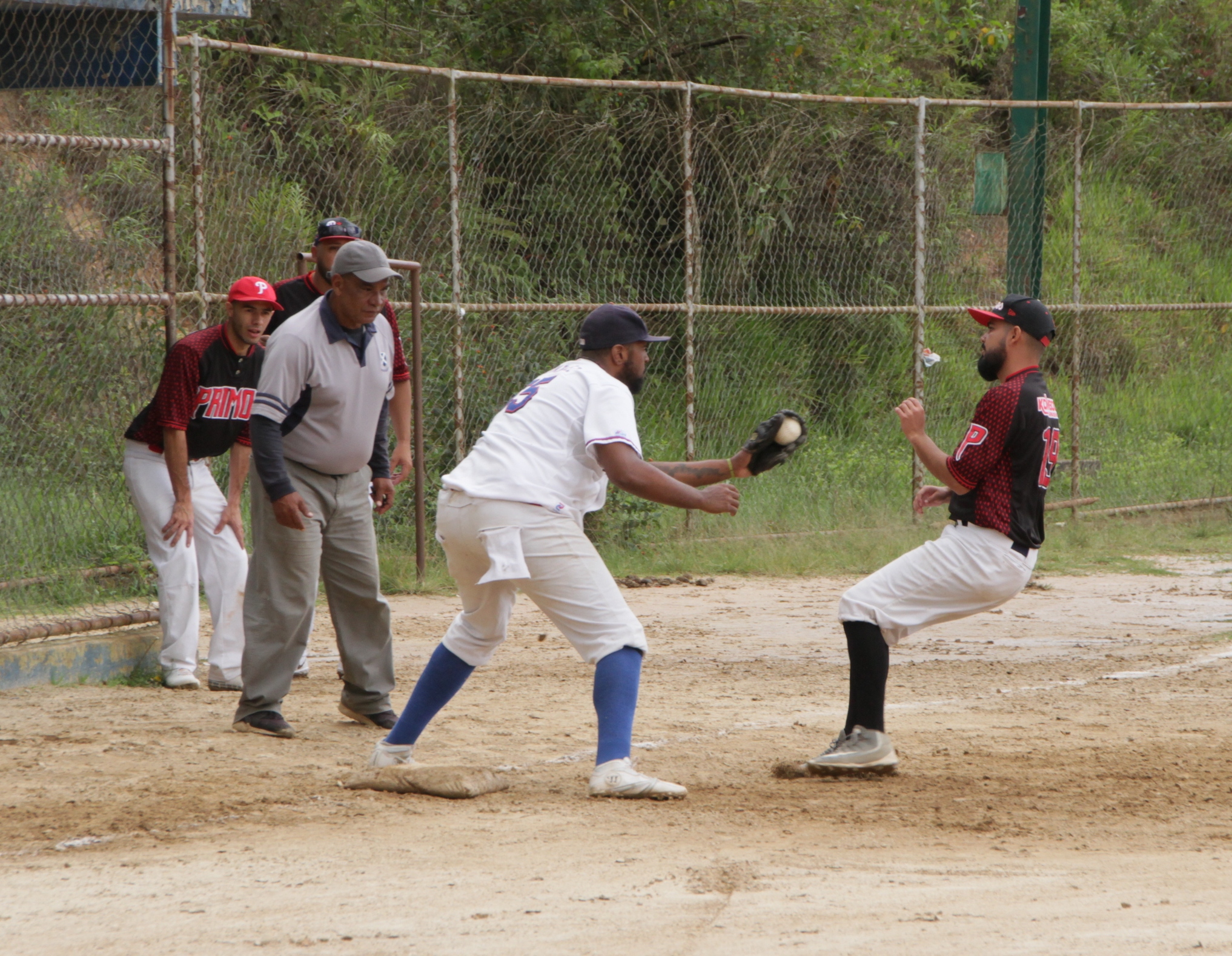 Los Primos trituran el pitcheo en el softbol de La Fragua