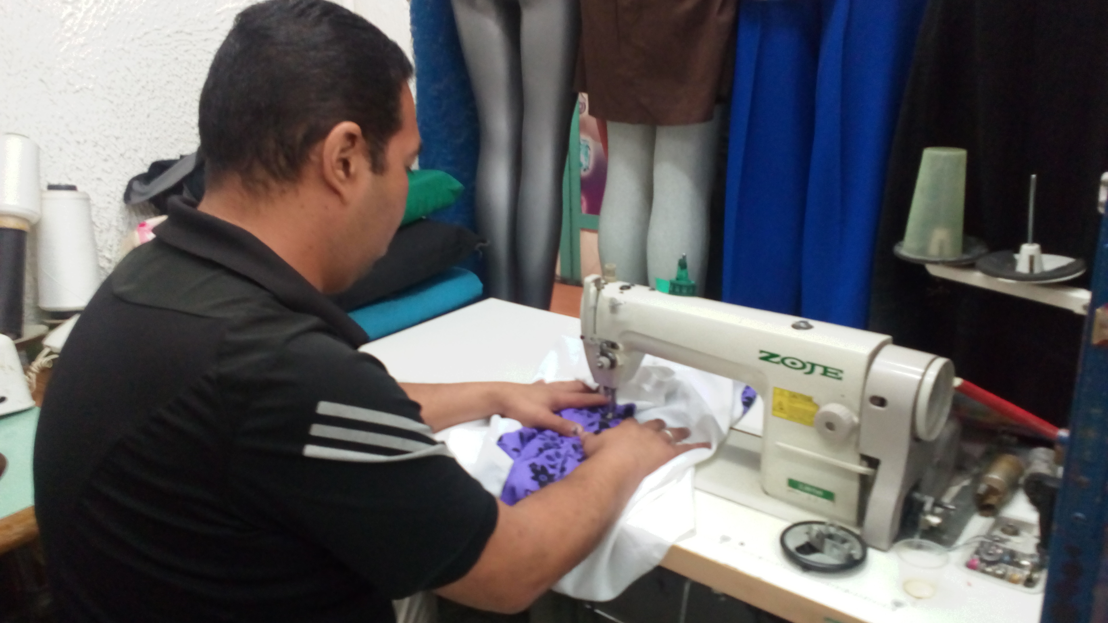Muchos optan por reparar ropa usada