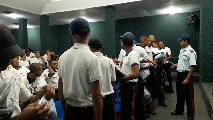 Polimiranda dotó de uniformes a los 240 nuevos oficiales