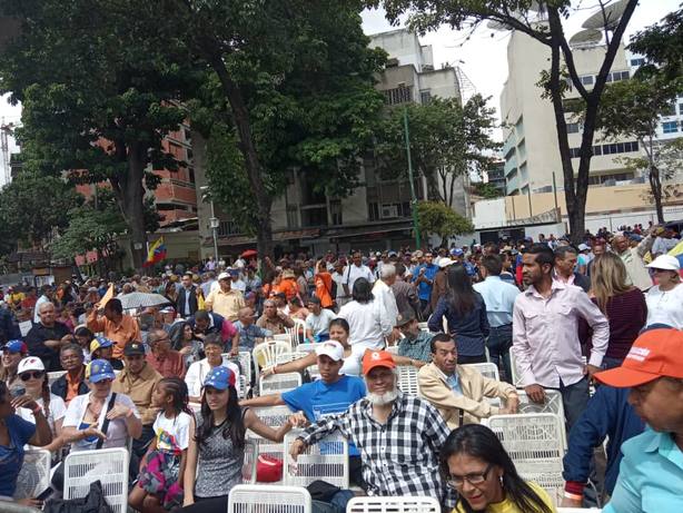 Ciudadanos comienzan a concentrarse en la plaza Alfredo Sadel