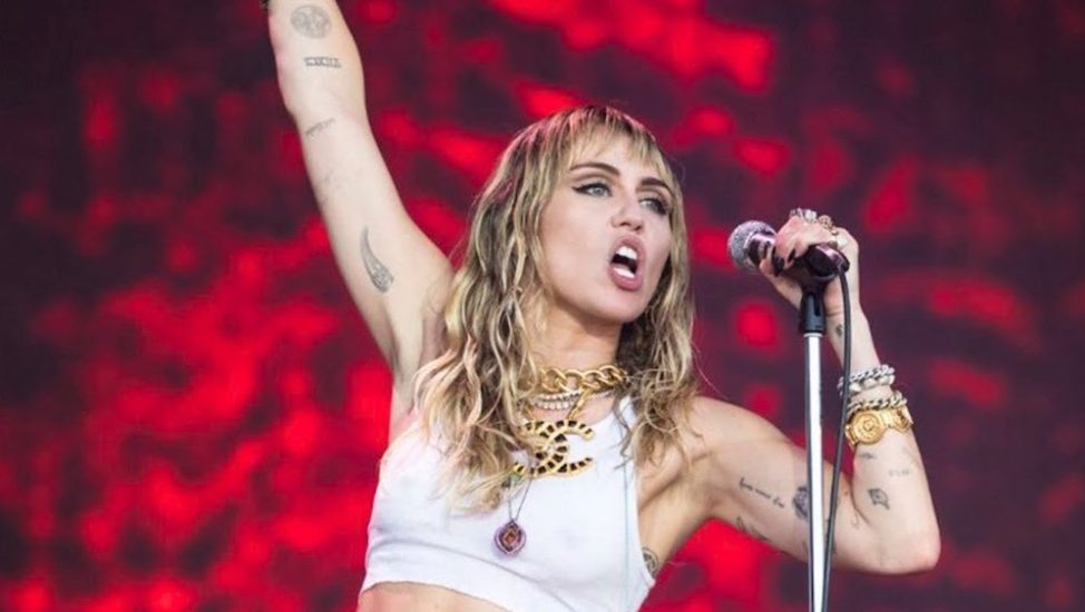 Miley Cyrus sorprendió a sus fans con un cover de Metallica