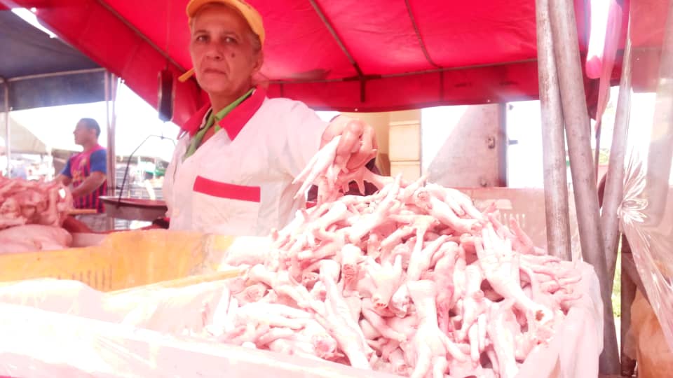 Muchos optan por comprar patas de pollo