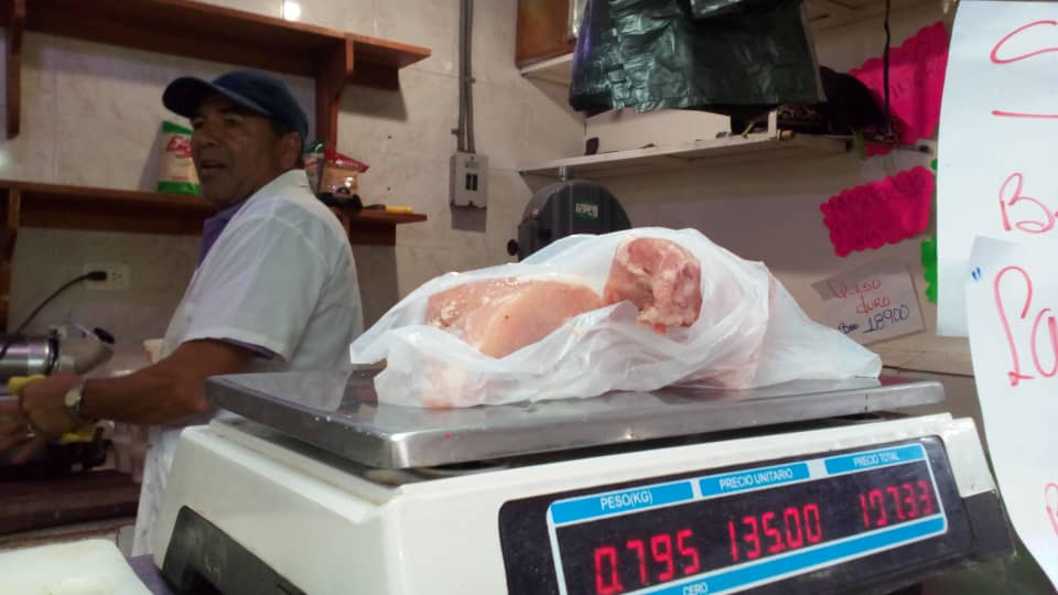 Vendedores del Paso se las ingenian para captar clientela