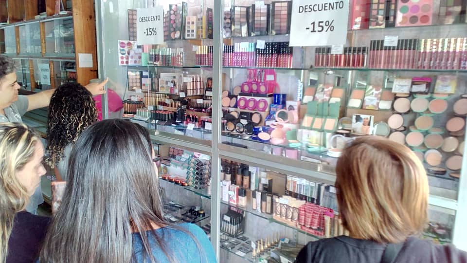 Un promedio de Bs. 30.000 gasta una mujer en maquillaje