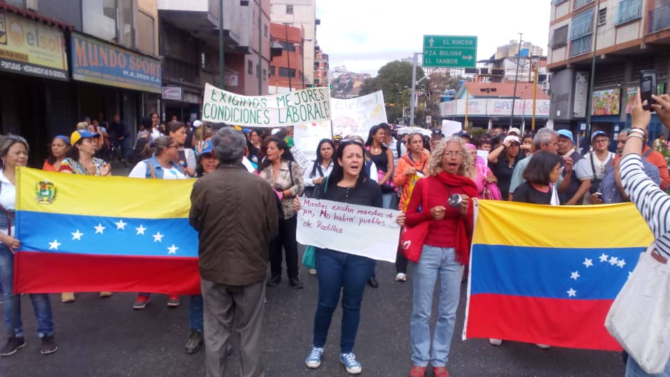 Docentes se alzan para exigir pago de bono vacacional