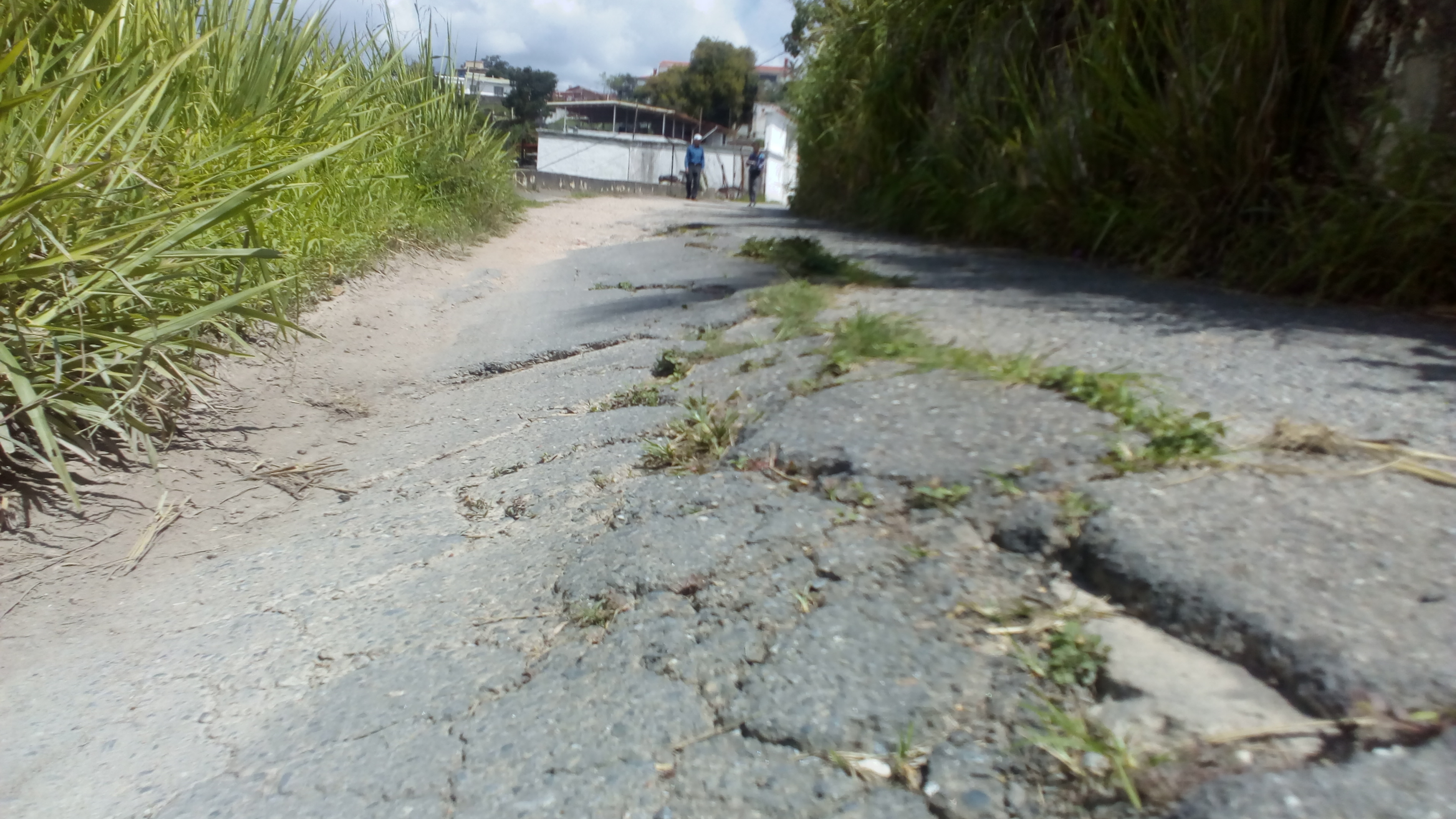 Calles desoladas y en mal estado en La Macarena Sur