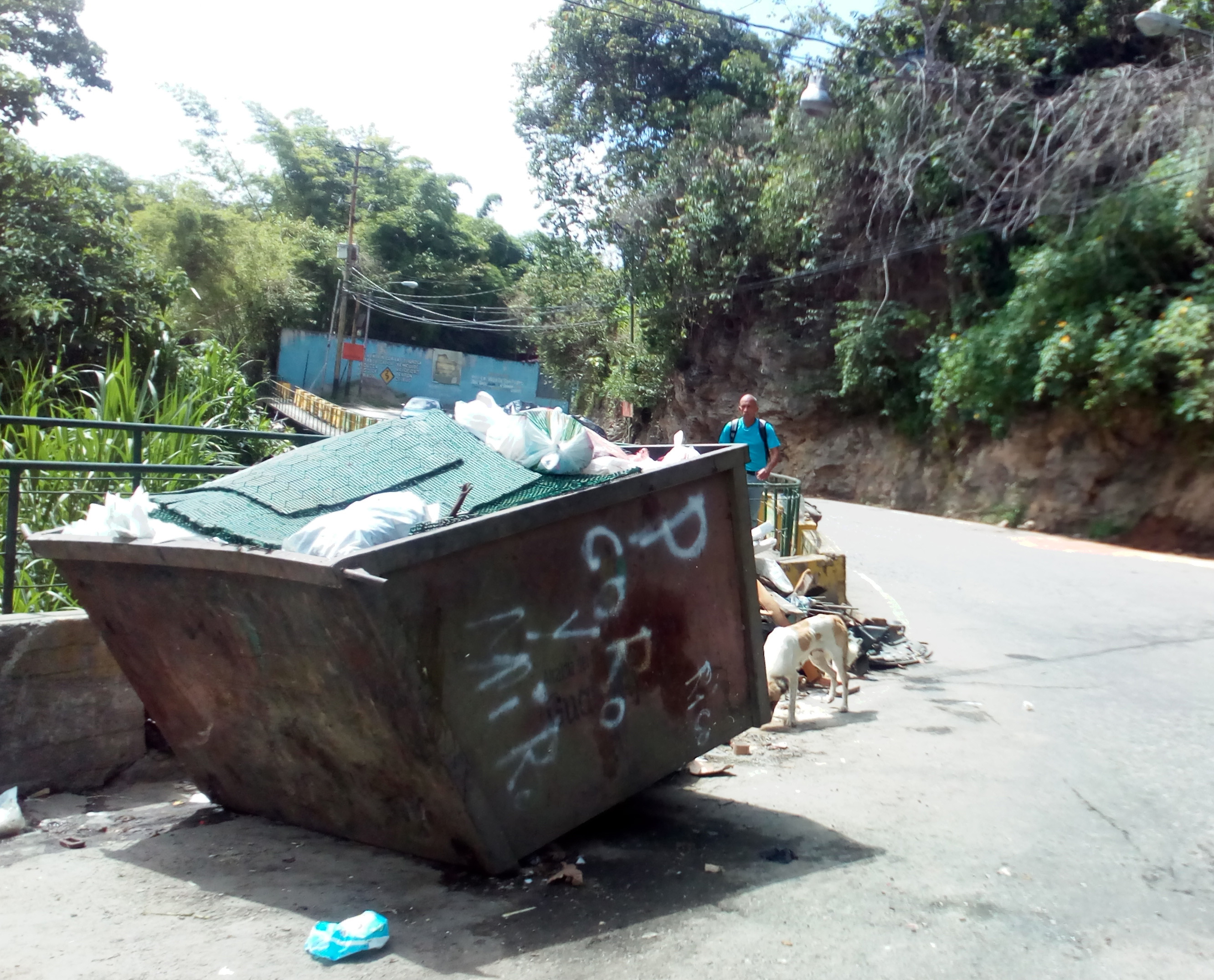 Vecinos del Cumbito piden otro contenedor de basura