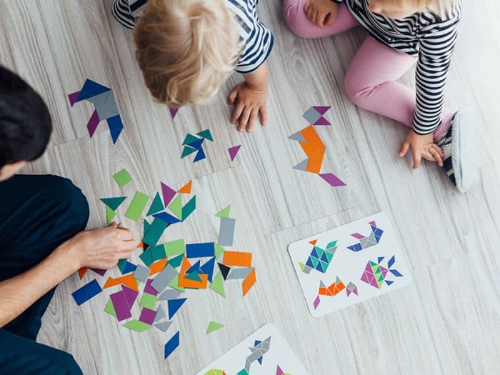 Los niños requieren juguetes sencillos y simples, no tabletas o electrónicos