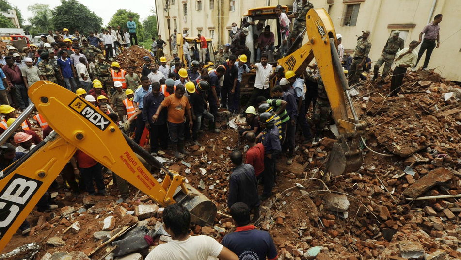 Al menos dos muertos y 50 atrapados al colapsar edificio en Bombay