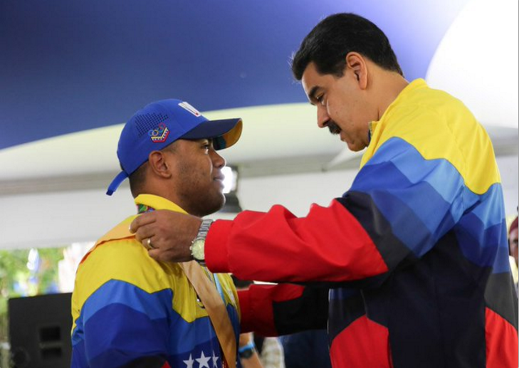 Maduro condecora a medallistas venezolanos