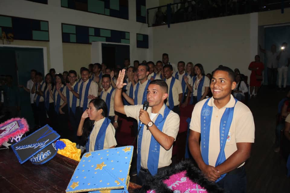 UEN Simón Bolívar celebró 2da promoción de bachilleres