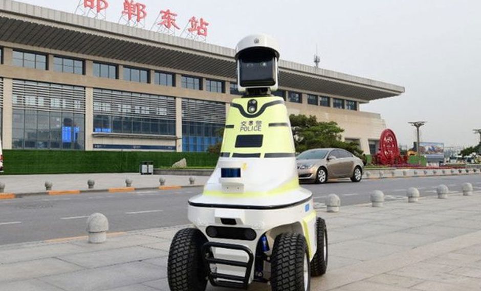 China estrena los primeros policías de tráfico robóticos