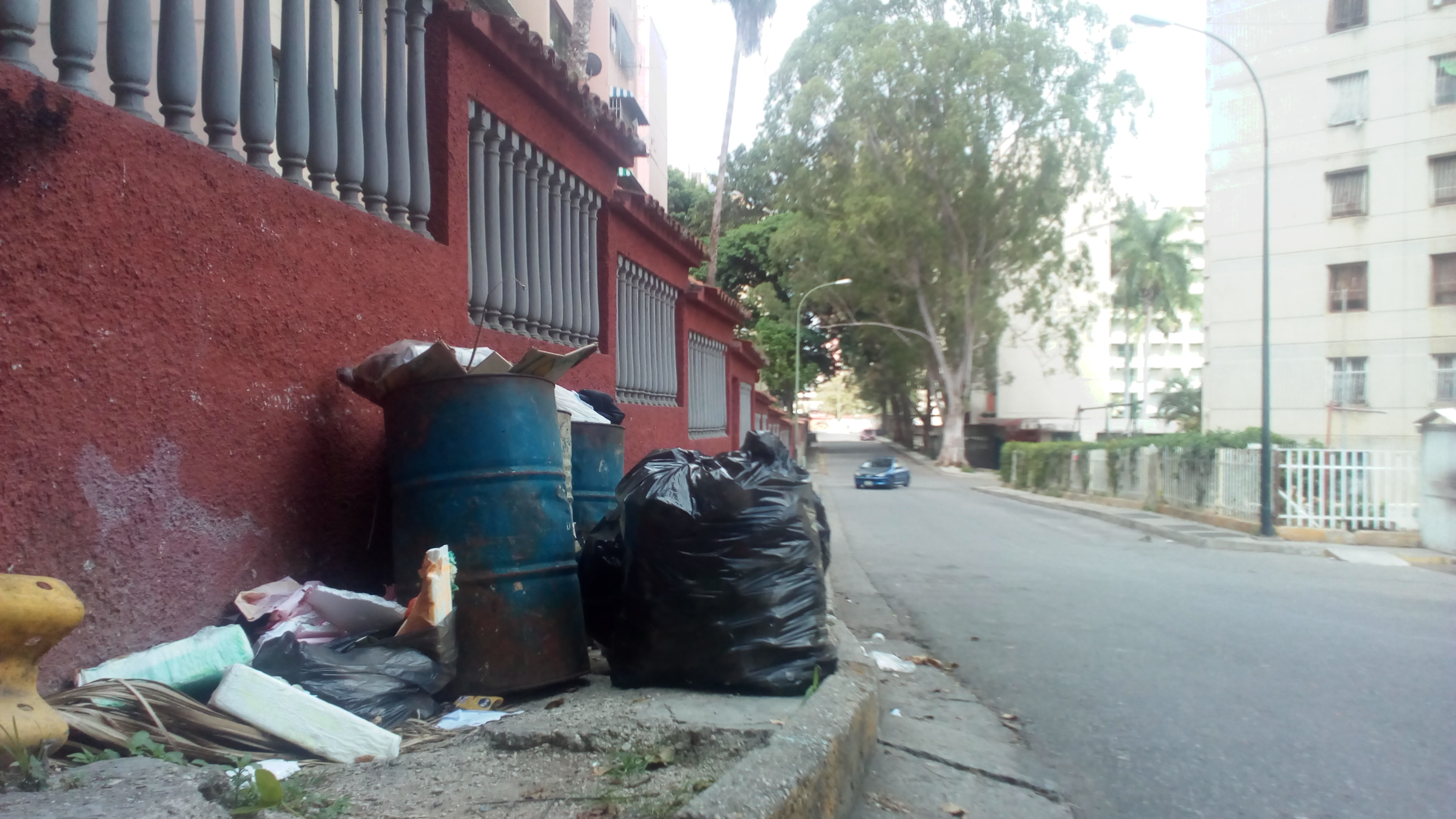 Claman por contenedores en la Urbanización Simón Bolívar