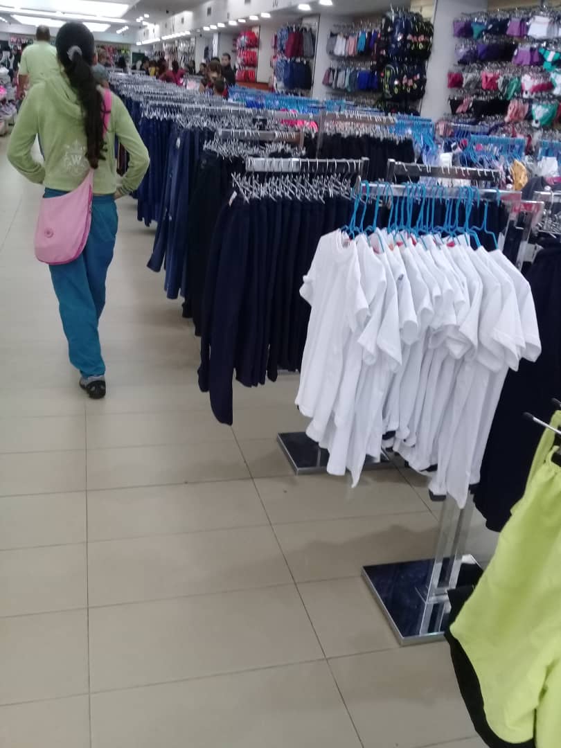 Precios de uniformes escolares asustan a más de uno