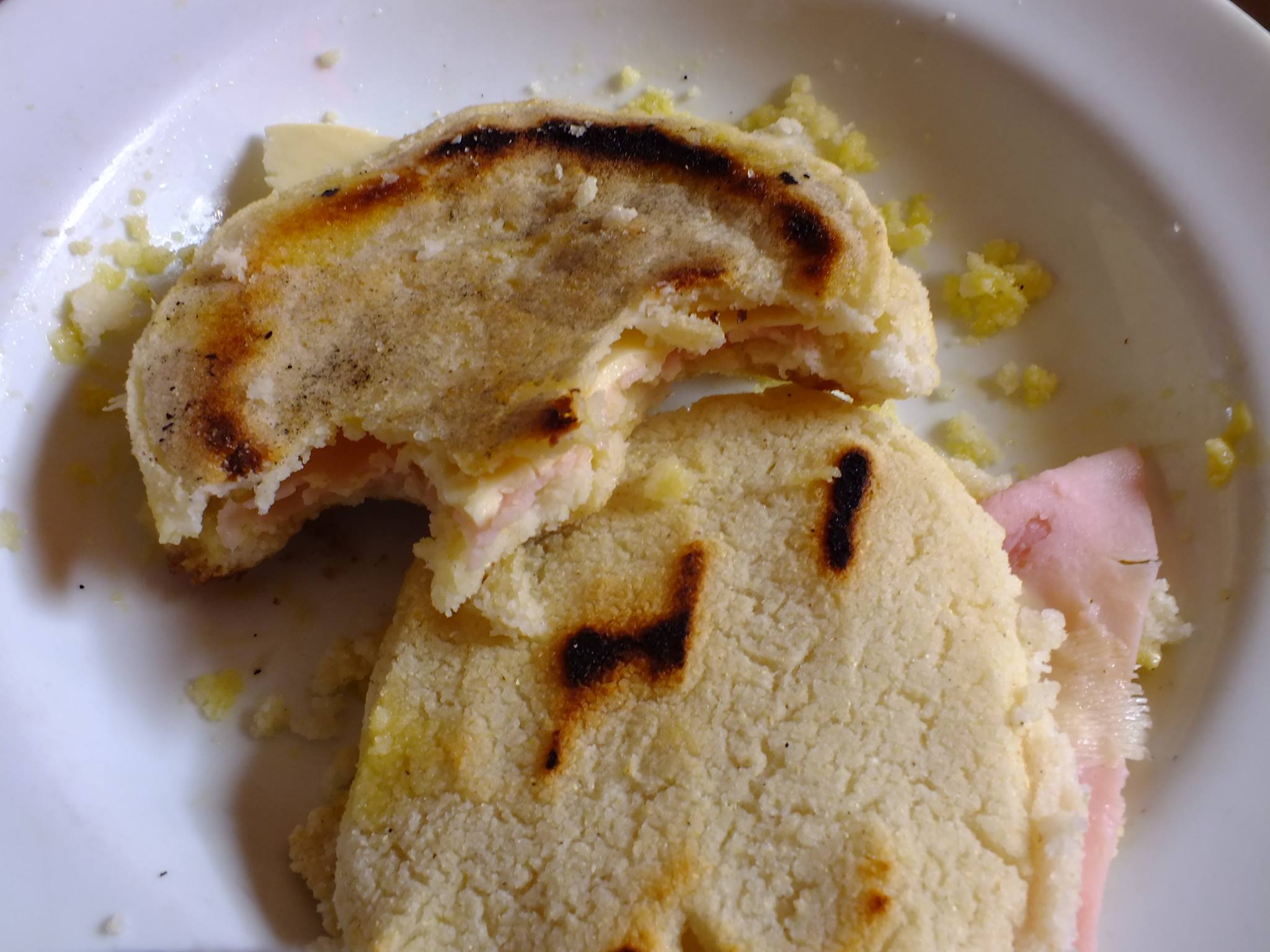 Amas de casa hacen magia para rellenar las arepas