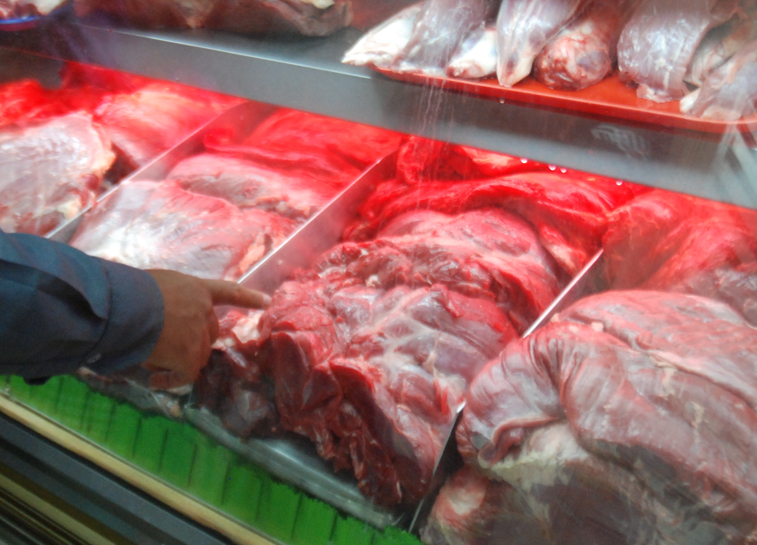 La carne y el pollo se quedan fríos en neveras del Mercado