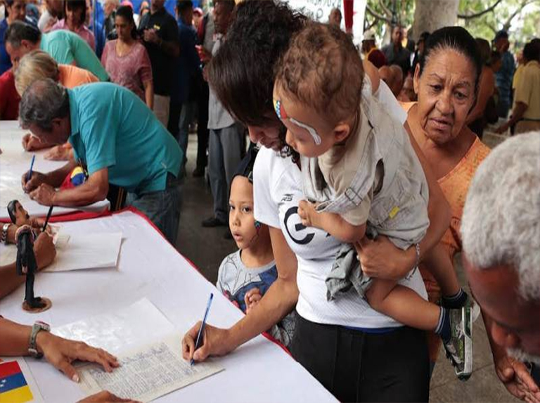 Continúan jornadas  de firmas contra Trump