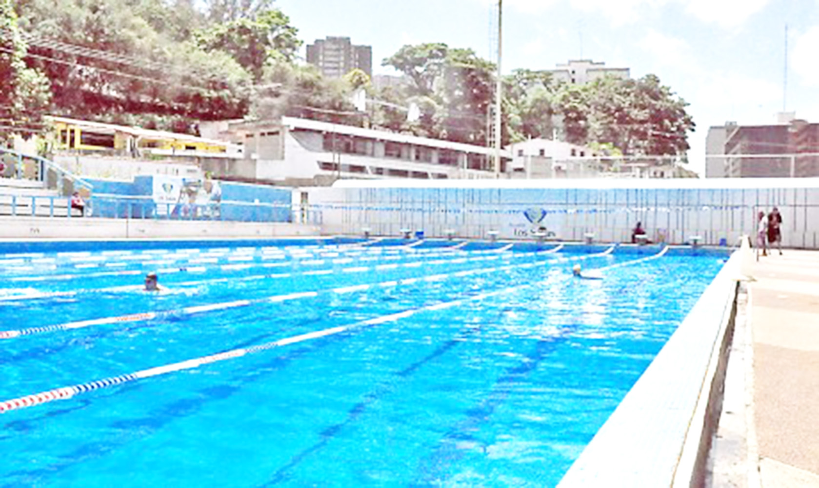 A punto de caramelo trabajos en piscina