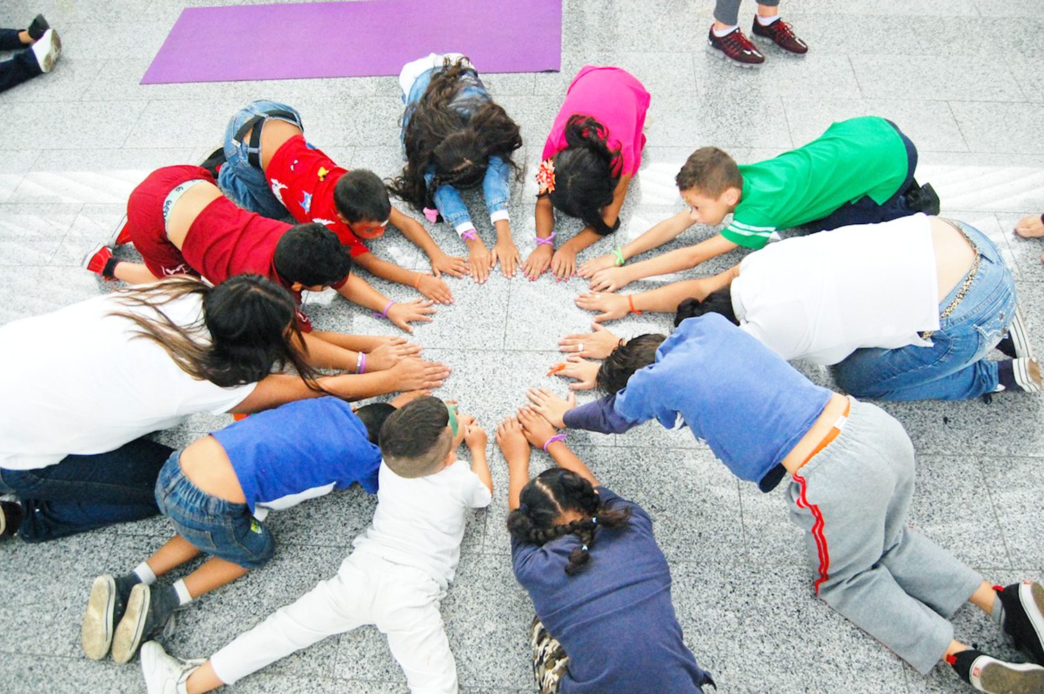 Enseñan taichi y yoga a niños