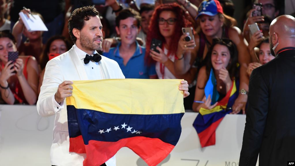 Actor Edgar Ramírez desfila con bandera de Venezuela en Festival de Cine de Venecia