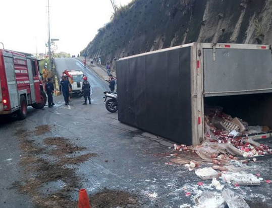Camión volcado en la redoma de La Matica colapsa la ciudad