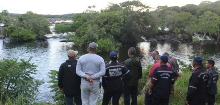 Rescatan a cuatro personas y un fallecido en La Llovizna