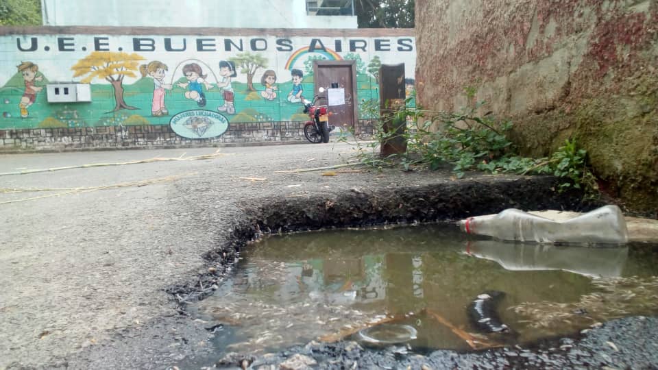 Bote de aguas negras amenaza a estudiantes de UE Buenos Aires