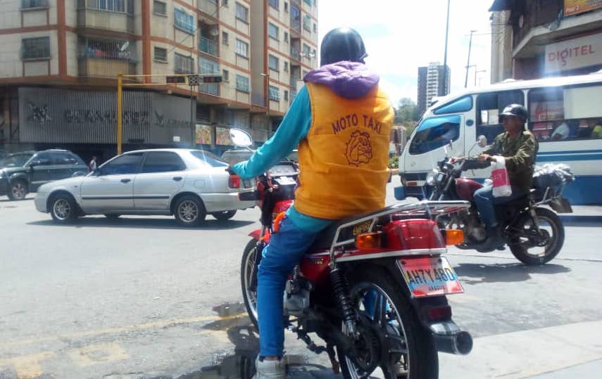 Buscan regularizar uso de  cascos y chalecos de mototaxistas