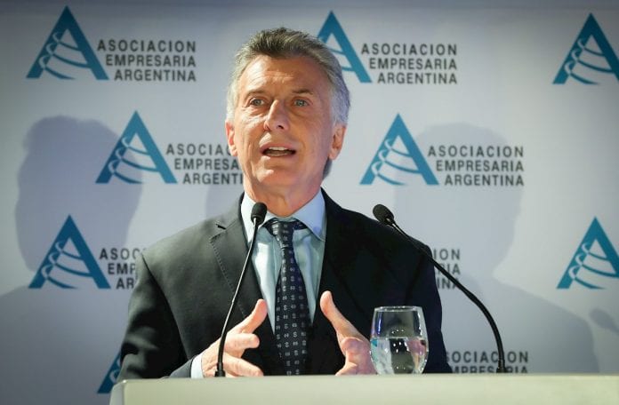 Macri asegura que su prioridad es estabilizar la economía