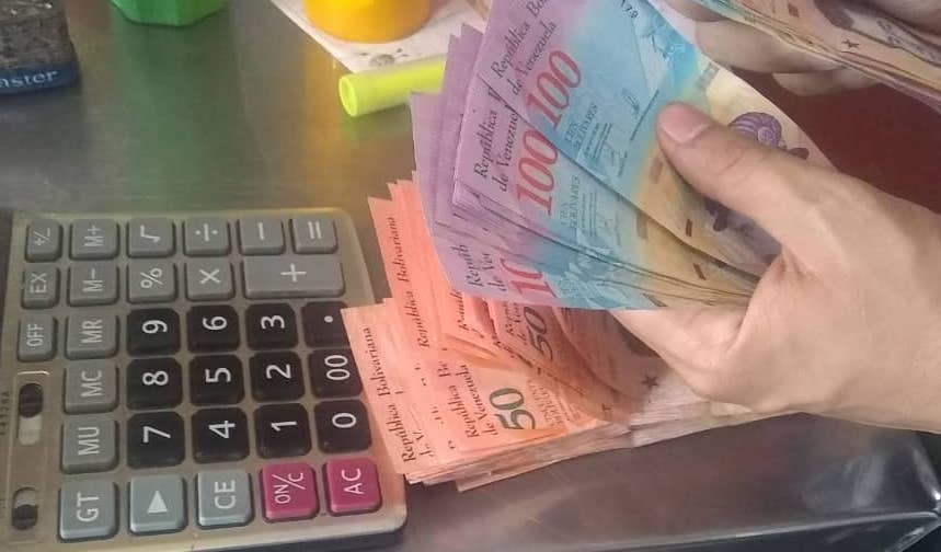 100 mil bolívares apenas  alcanzan para tres productos