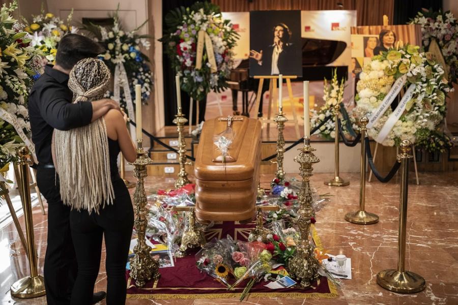 Miles de personas dan su último adiós a Camilo Sesto