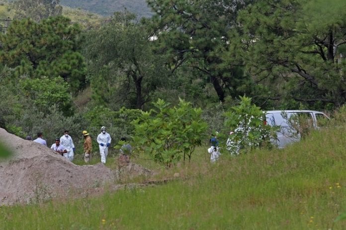 Hallan los restos de 44 personas en un pozo en México