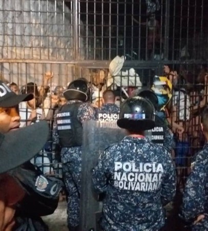 Atrapado en alcantarilla quedó reo: fuga masiva reportan en 2 centros de Caracas