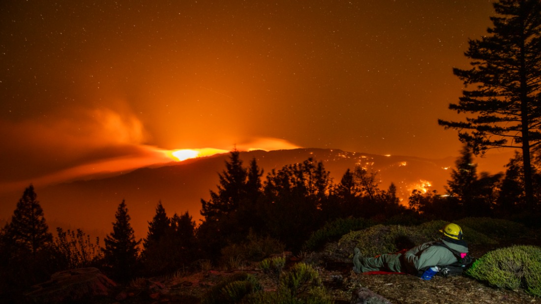 Californianos enfrentan incendios, apagones y vientos