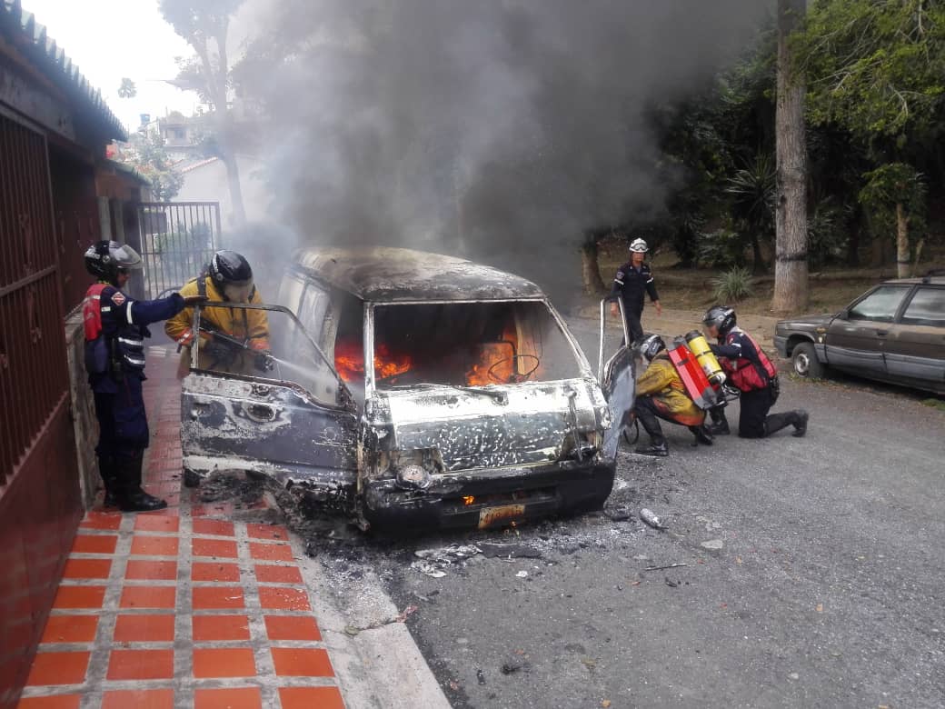 Se incendió camioneta en Los Nuevos Teques