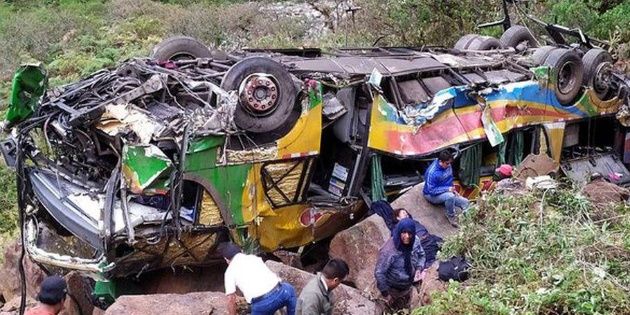 Autobús cae al abismo en una ruta de Perú