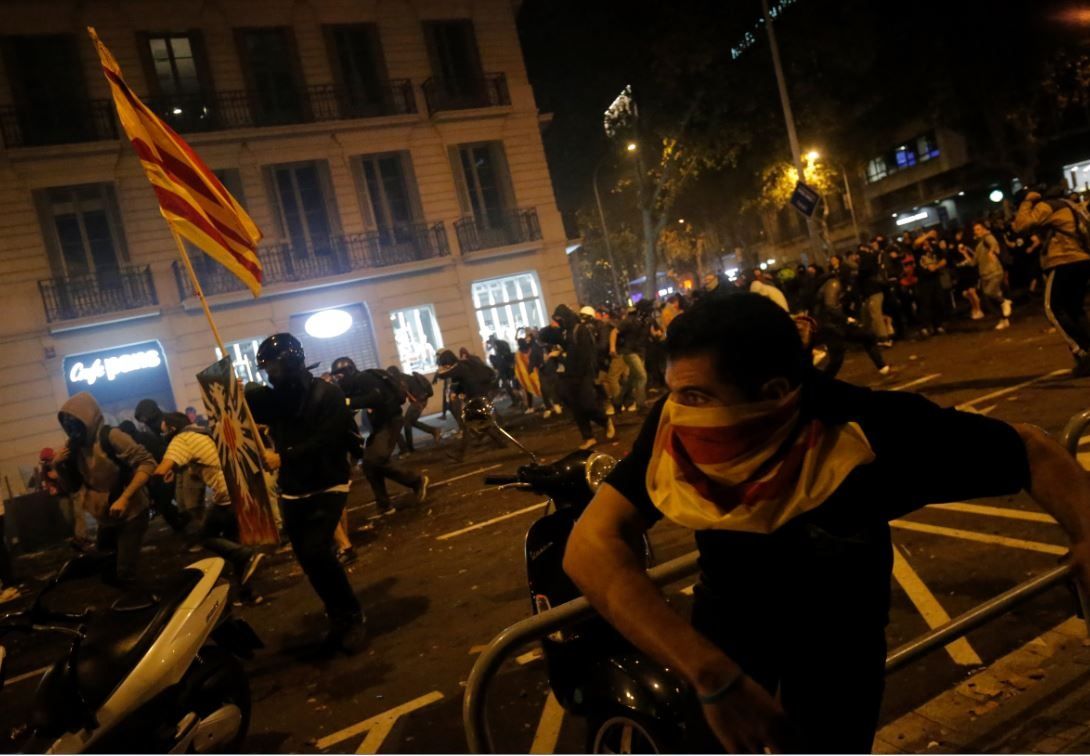Estallan disturbios en Cataluña