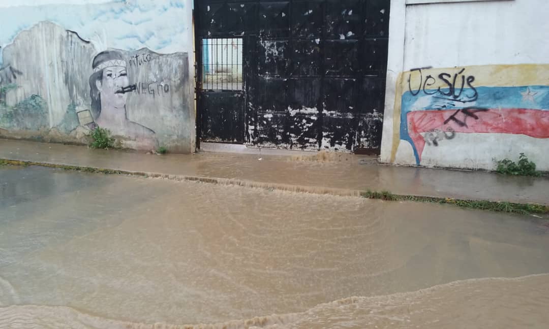 Lluvias ponen a temblar a vecinos de Los Lagos
