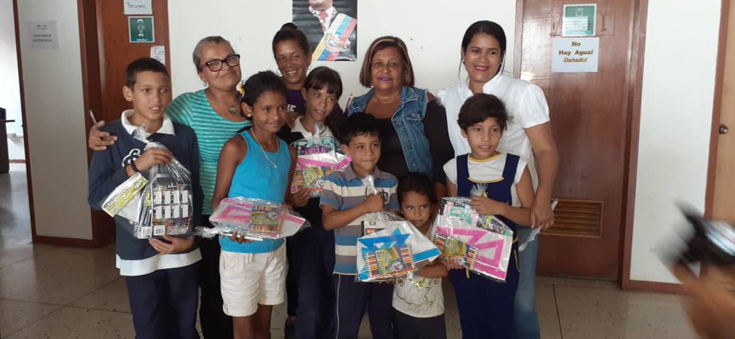 La Alcaldía de Guaicaipuro entrega kits escolar a niños en situación de vulnerabilidad