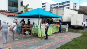 Venta de comida en el solar .,