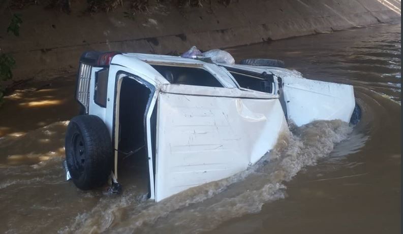 Muere mujer al caer carro al río Guaire