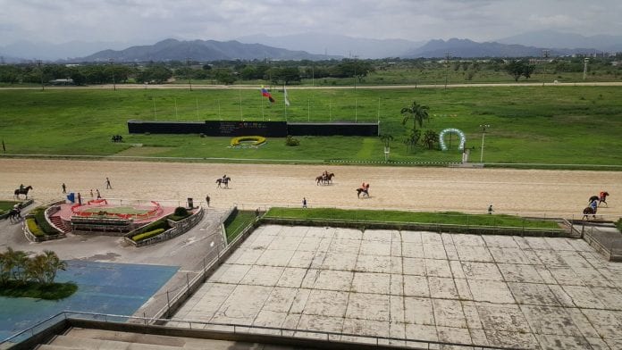 Reapertura del hipódromo de Valencia inicia con ocho carreras