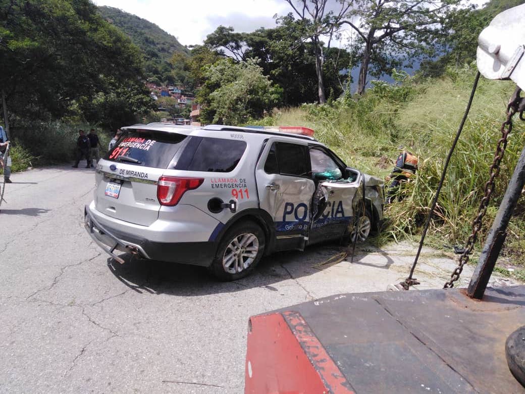 Heridos cuatro policías tras volcar una patrulla