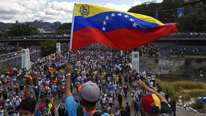 Comienza concentración opositora en Caracas