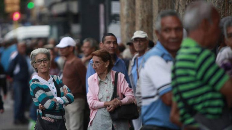 Jubilados y pensionados exigen pago completo de aguinaldos