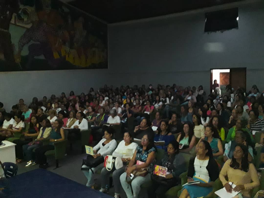 Capacitan a docentes en materiade estimulación de infantes